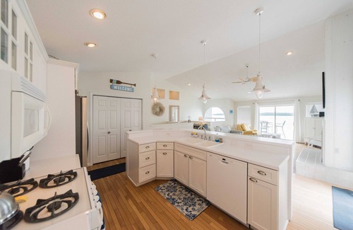 Gilbertsville House | Lake-front Luxury 5bdrm on Kentucky Lake - JZ Vacation Rentals