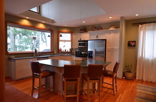 Shawnigan Lake Cottage | Lake Front Relaxation