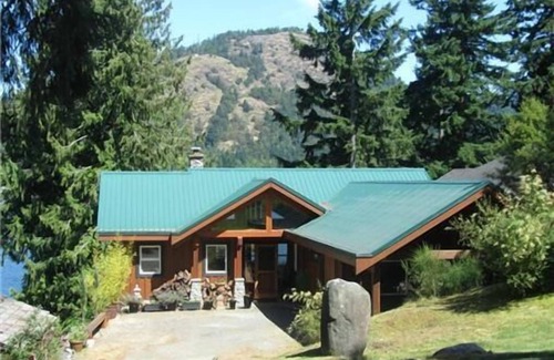 Shawnigan Lake Cottage | Lake Front Relaxation