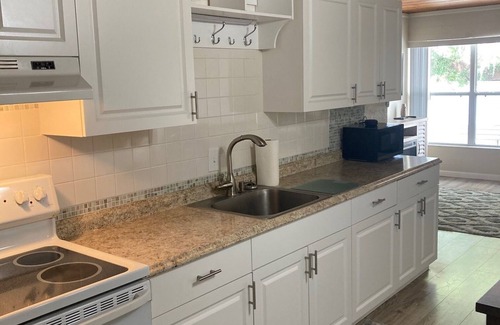 Dade City Apartment | Lake Front Retreat.Get away from it all and relax .away from the city lights