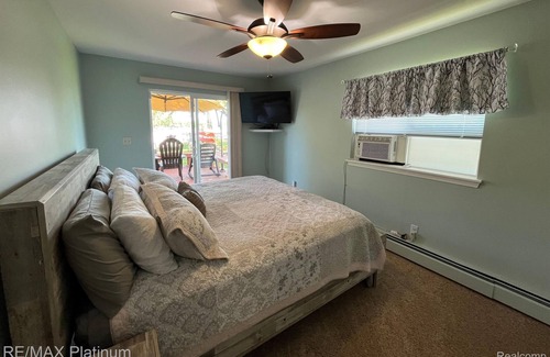 Putnam Township House | Lake Front Sunset Bay Cottage on Patterson Chain of 7 Lakes 3BR, 1BA