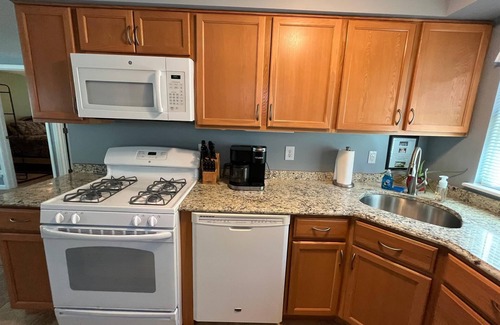 Putnam Township House | Lake Front Sunset Bay Cottage on Patterson Chain of 7 Lakes 3BR, 1BA