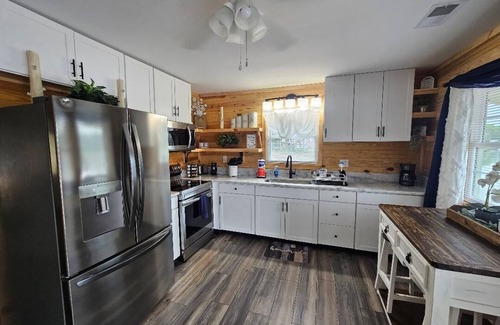 Tunnel Hill Cabin | Lake Haven Cottage-Lake front