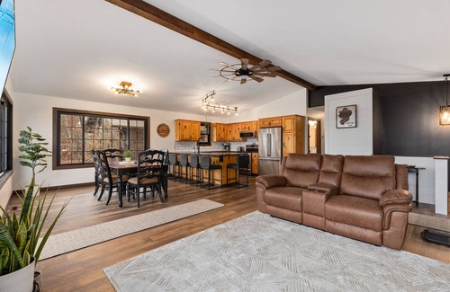 Breezy Point Cabin | LAKE HOME ON PELICAN! Just a short walk away from food, live music, & golf!