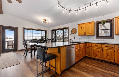 Breezy Point Cabin | LAKE HOME ON PELICAN! Just a short walk away from food, live music, & golf!