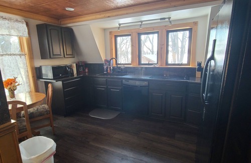 Clear Lake Cabin | Lake home pontoon included with stay!