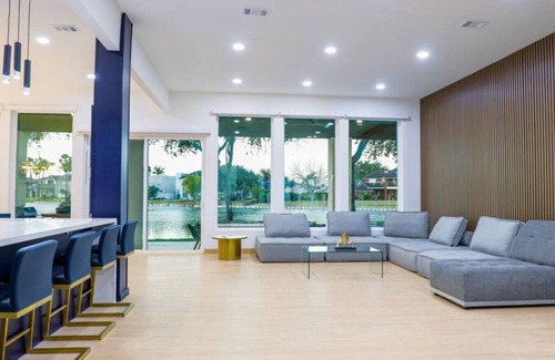 Mission House | Lake Home: Relax and Unwind in Mission Hidden Gem