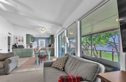 Graford House | Lake house in a quiet cove, short boat ride to Hells Gate!