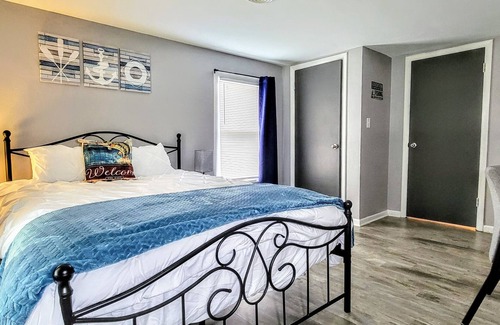 Oswego Apartment | Lake House/Near River/Fishing/Sleeps 8/FREE Parking & WIFI/Oswego