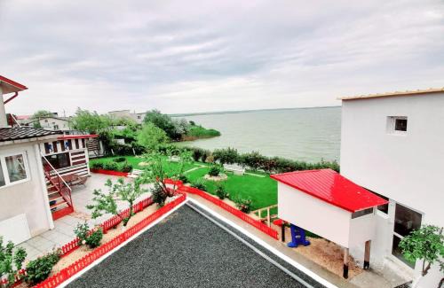 Navodari House | Lake House