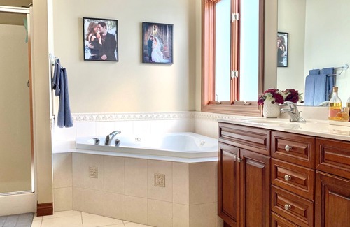 Rochester House | Lake House: stunning furnished waterfront 4B/3.5B near Mayo & downtown Rochester