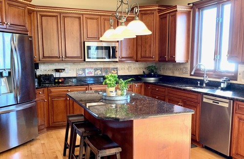 Rochester House | Lake House: stunning furnished waterfront 4B/3.5B near Mayo & downtown Rochester