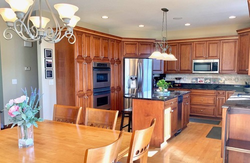 Rochester House | Lake House: stunning furnished waterfront 4B/3.5B near Mayo & downtown Rochester