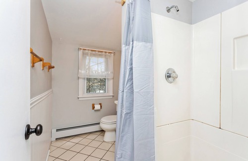 Fairfield House | Lake House this Vacation rental is an a privet Neighborhood association lake.