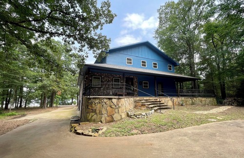 Hawkins House | Lake House Upscale Sleeps 10, Pet Friendly East Texas Pines