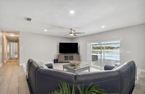 Westchase House | Lake House Westchase area. Heated Pool Waterfront!