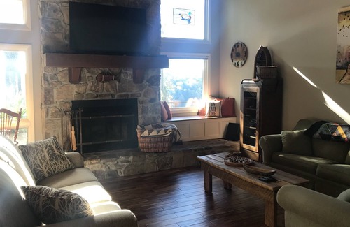 Jamestown House | Lake House with Beautifull Lake Views Five minutes to Jamestown Marina