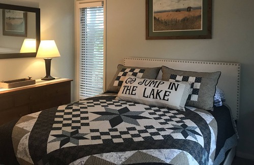 Jamestown House | Lake House with Beautifull Lake Views Five minutes to Jamestown Marina