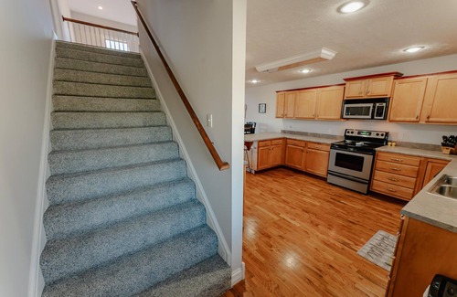 Somerset House | “Lake It Easy” 3-Lvl Home w/Hot Tub + Game Space