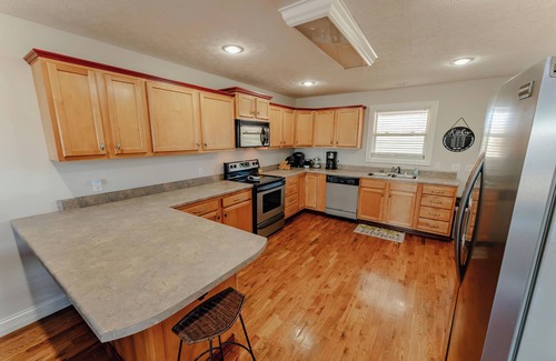 Somerset House | “Lake It Easy” 3-Lvl Home w/Hot Tub + Game Space