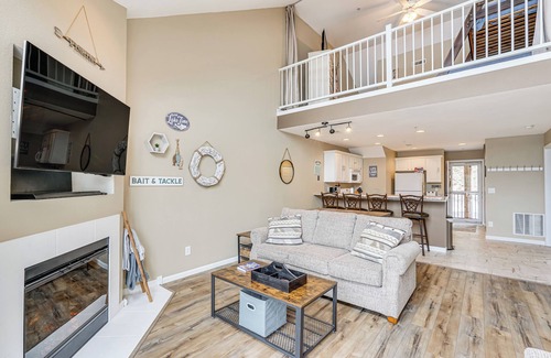 Camdenton Condo | 'Lake It Easy' Waterfront Ozarks Condo w/Balcony!
