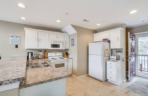 Camdenton Condo | 'Lake It Easy' Waterfront Ozarks Condo w/Balcony!