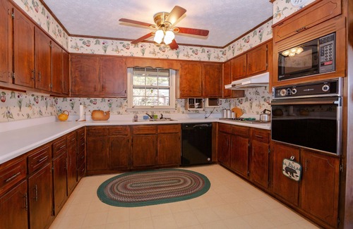 Gainesville House | Lake Lanier, right on water with private Boat Dock !