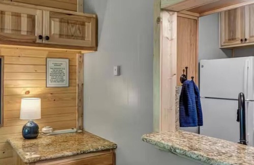 Kingsland Condo | Lake LBJ Retreat: Cozy 1BR Condo with Dock Access & Grill