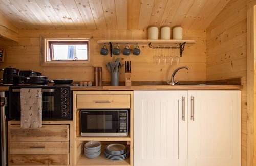 Ford Other | Lake Log Cabin - Hot Tub & Tranquil Surroundings
