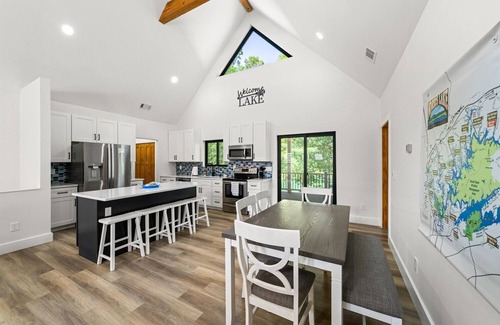 Speedwell House | Lake Loop Retreat w/Movie Theater & Private Dock