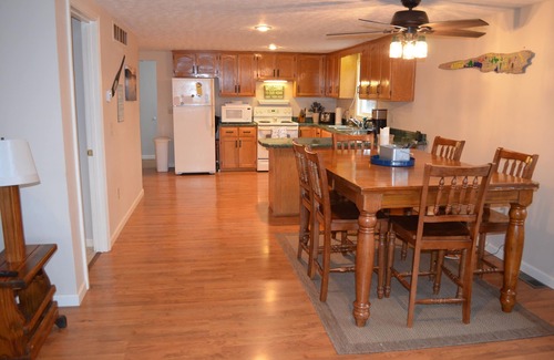 Nancy House | Lake Lover's Paradise! 3 Bed/2 Bath, Walk to Lake on Lake Cumberland!