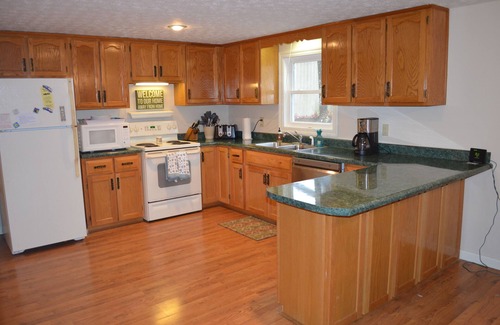 Nancy House | Lake Lover's Paradise! 3 Bed/2 Bath, Walk to Lake on Lake Cumberland!
