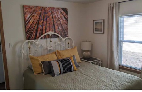 Lonergan House | Lake Mac Retreat house, boating, fishing hunting.