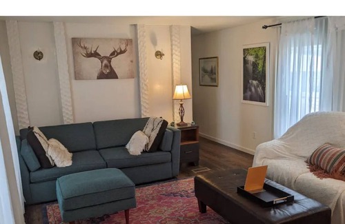 Lonergan House | Lake Mac Retreat house, boating, fishing hunting.