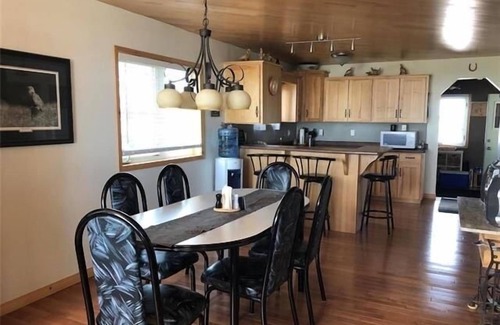Eriksdale Cottage | Lake Manitoba Sugar Point 4 season Cozy Getaway