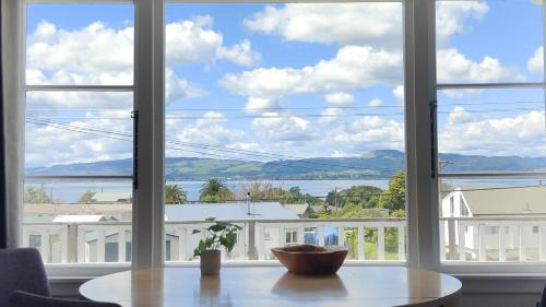 Kawaha Point House | Lake, mountain view cottage