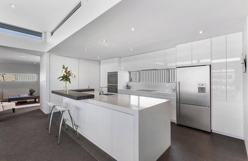 Wanaka House | Lake & Mountain views, close to ski fields. Executive living - 3 bed/3 bath, spa
