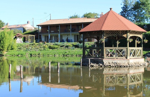 Mouilleron-Saint-Germain Apartment | Lake Noble: the holiday cottage with pond, pool and spa in the heart of nature