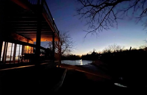 Warr Acres House | Lake Oasis w/Pool, Hot tub, Gym