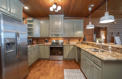 Lake Oconee Cabin | Lake Oconee Lake Front Cabin+Private Dock+Fire Pit+AMAZING VIEWS!
