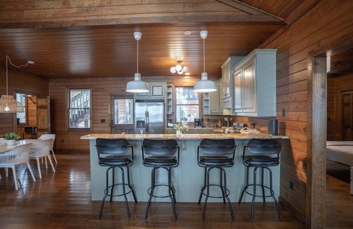 Lake Oconee Cabin | Lake Oconee Lake Front Cabin+Private Dock+Fire Pit+AMAZING VIEWS!