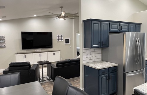 Page House | Lake Powell Modern Remodeled VRBO - 3BR, 2BA minutes to Lake and Restaurants!