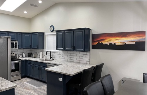 Page House | Lake Powell Modern Remodeled VRBO - 3BR, 2BA minutes to Lake and Restaurants!