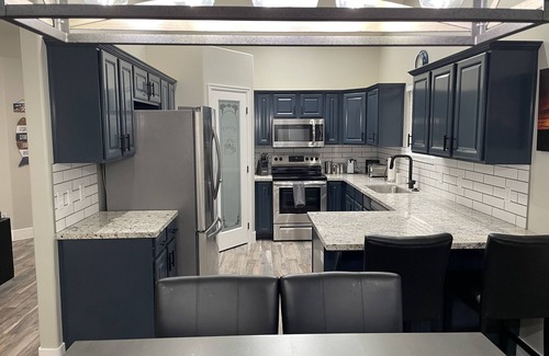 Page House | Lake Powell Modern Remodeled VRBO - 3BR, 2BA minutes to Lake and Restaurants!