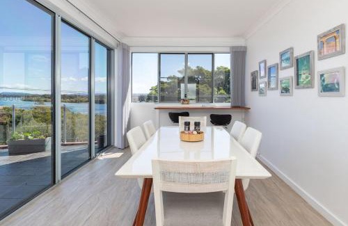 Forster House | Lake Reflections