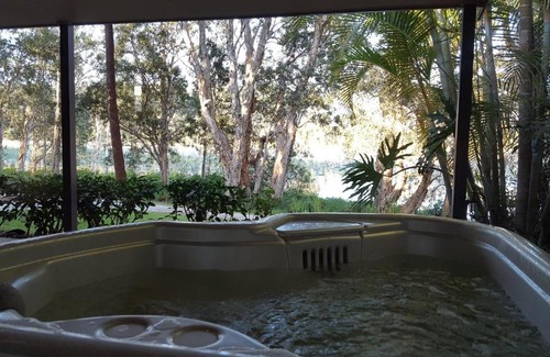 Emerald Beach Bed & Breakfast | Lake Russell Lakeside Retreat