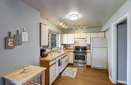 Picnic Point-North Lynnwood House | Lake Serene Beachfront, Lower- Level Unit