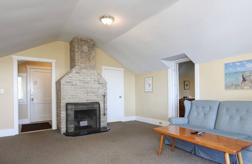 Georgina Cottage | Lake simcoe Retreat!!! Waterfront cottage with deck (Shelter)