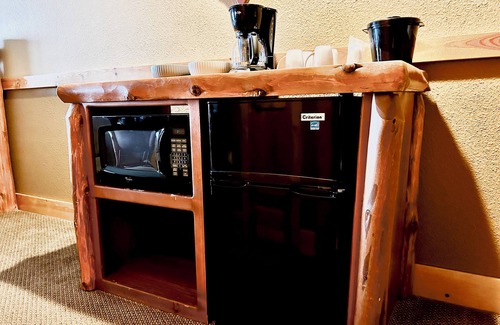 Two Harbors Condo | Lake Superior Two Queen Bed Studio~Pool/Hot tub-Burlington Bay