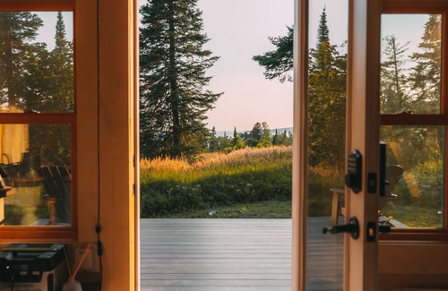 Grand Marais Cabin | Lake Superior Views w/Sauna - Near GM + Dog Friendly. 1min Walk to Beach.